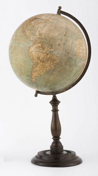 Kula tekturowa, oklejona mapą złożoną z 12 segmentów (każdy po 30 stopni) i 2 kół, postument drwniany, toczony, obrotowy, ozdobny, południk metalowy, 180-stopniowy, skalowany co 1 stopień.
Lądy - rzeki zaznaczono na ciemnoniebiesko, niebieskie jeziora zakreskowano na granatowo. Góry i pustynie również zaznaczono szrafem. Na mapie znalazły się też miasta. Lądy mają jednolity jasnobeżowy kolor, oprócz białej Antarktydy.
Morza - wyeksponowano tu nazwy oceanów. Wyraźnie widoczne są również prądy morskie. Zaznaczono je dużą liczbą równoległych strzałek zróżnicowanych kolorystycznie (zimne prądy - barwa niebieska, ciepłe - czerwona). Naniesiono także wyspy i duże zatoki. Wody mają jasnoniebieski kolor.
Siatkę geograficzną poprowadzono co 10 stopni, równik i południk 