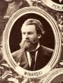 Fotografie w odcieniu sepii umieszczone na tle drzew i roślin, w centralnym miejscu postać kobiety ze sztandarem i aniołkami, wkomponowane widoki budowanej stacji, mostu kolejowego i lokomotywy. Największe zdjęcie w górnej, środkowej części bez podpisu, prawdopodobnie inż. głównej kolei nadwiślańskiej Tadeusz Chrzanowski lub jego następca Walery Titkow. Wśród podobizn pracownicy Biura Głównego Inżyniera: inż. Włodzimierz Stanisławski - pomocnik głównego inżyniera; inż. Feliks Kucharzewski -  pomocnik naczelnika biura; Feliks Kamocki - naczelnik kancelarii; Witold Lanci - naczelnik Wydz. Architektury; dr Wacław Lasocki- służba zdrowia; Władysław Radwan - sprawy zakupu gruntów; inż. Stanisław hr Scipio - projektant mostów kolejowych i jego współpracownicy: inż. Stefan Zieliński, inż. Maurycy Machalski, inż. Feliks Kucharzewski. Fotografia w passe - partout, za szkłem, oprawiona w drewnianą, profilowaną ramę.