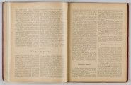 ML/H/650 - Okładka twarda, obklejona czerwonym płótnem, z wytłoczonym na złoto tytułem i ozdobami. Po lewej stronie popiersie kobiety bokiem, z wyciągniętą ręką trzymającą pędzel, poniżej kwiaty. W lewej części autor i tytuł, poniżej ozdobnik roślinny. Strona tytułowa przedstawia dwóch mężczyzn pochylonych nad mapą, w tle pejzaż wiejski z zamkiem na wzgórzu. Tytuł atlasu w wydzielonym, prostokątnym polu. Następna strona zawiera skorowidz i obiaśnienie znaków. Pierwsza z map to Mapa Ogólna Królestwa Polskiego z podziałem na gubernie i powiaty, następne to mapy powiatów. Na każdej stronie z mapą znajduja sie barwne grafiki z przedstawieniem zabytkowych budowli, typów ludowych, ruin, pejzaży. Do Atlasu dołączona luzem Mapa Guberni Lubelskiej, granice powiatu i wypełnienie błekitne.