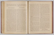 ML/H/650 - Okładka twarda, obklejona czerwonym płótnem, z wytłoczonym na złoto tytułem i ozdobami. Po lewej stronie popiersie kobiety bokiem, z wyciągniętą ręką trzymającą pędzel, poniżej kwiaty. W lewej części autor i tytuł, poniżej ozdobnik roślinny. Strona tytułowa przedstawia dwóch mężczyzn pochylonych nad mapą, w tle pejzaż wiejski z zamkiem na wzgórzu. Tytuł atlasu w wydzielonym, prostokątnym polu. Następna strona zawiera skorowidz i obiaśnienie znaków. Pierwsza z map to Mapa Ogólna Królestwa Polskiego z podziałem na gubernie i powiaty, następne to mapy powiatów. Na każdej stronie z mapą znajduja sie barwne grafiki z przedstawieniem zabytkowych budowli, typów ludowych, ruin, pejzaży. Do Atlasu dołączona luzem Mapa Guberni Lubelskiej, granice powiatu i wypełnienie błekitne.