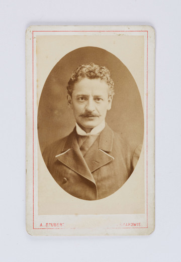 Fotografia przedstawia młodego mężczyznę o bujnej fryzurze, z wąsami, w marynarce dwurzędowej. Sportretowany na wprost. Portret w owalu naklejony na kartonik firmowy. U dołu napisy: A. Szubert, w Krakowie. Fotografia Wincentego Pola jun. (1839-1915), syna poety Wincentego Pola (1807-1872).