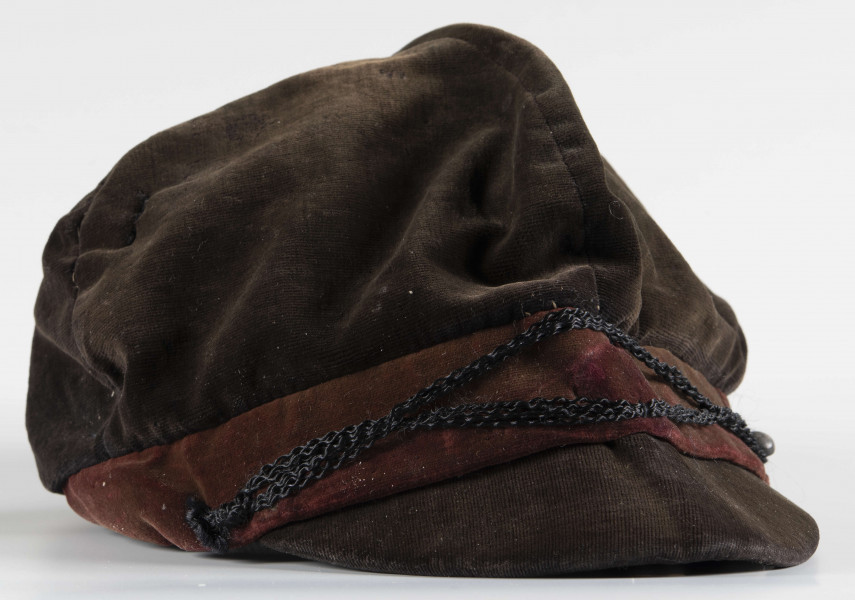 ML/MART/192 - Czapka szkolna Państwowego Gimnazjum Żeńskiego Heleny Czarnieckiej (rogatywka z daszkiem) w kolorze ciemnego brązu. Nad daszkiem ciemnobeżowy 