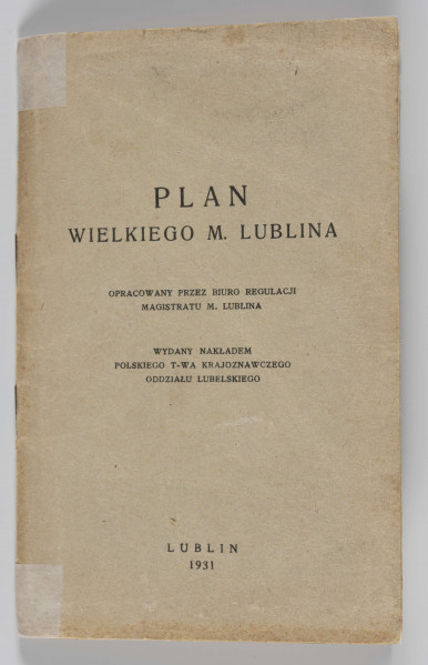ML/H/2385 - Okładka z szarej tekturki, na czterech kartkach spis: skorowidz ulic w mieście Lublinie, ważniejsze hotele, Instytucje państwowe i miejskie, szpitale i instytucje dobroczynne, zakłady naukowe i szkoły, kościoły i świątynie, teatry.
Mapa podzielona w poziomie na pola A – N, co pionie 1 – 16. Wielobarwna, zabudowa miejska w kolorze czerwonym, cmentarze, ulice, tereny wojskowe i sportowe – białym, parki w kolorze zielonym, łąki i tereny zalewowe rzek w kolorze błękitnym, pozostałe tereny – jasny brąz.
