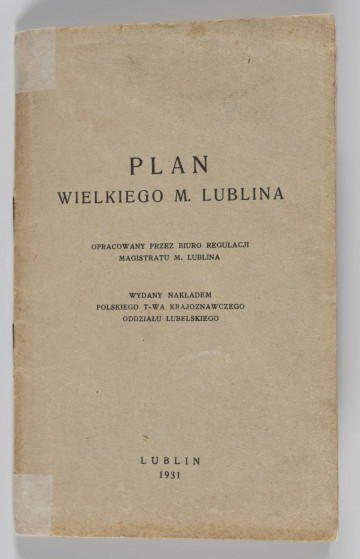 ML/H/2385 - Okładka z szarej tekturki, na czterech kartkach spis: skorowidz ulic w mieście Lublinie, ważniejsze hotele, Instytucje państwowe i miejskie, szpitale i instytucje dobroczynne, zakłady naukowe i szkoły, kościoły i świątynie, teatry.
Mapa podzielona w poziomie na pola A – N, co pionie 1 – 16. Wielobarwna, zabudowa miejska w kolorze czerwonym, cmentarze, ulice, tereny wojskowe i sportowe – białym, parki w kolorze zielonym, łąki i tereny zalewowe rzek w kolorze błękitnym, pozostałe tereny – jasny brąz.
