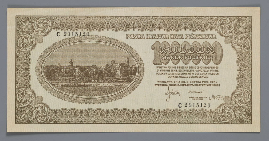 N/Bn/1412/ML - Aw. W prostej ramce ornamentyka z motywami akantu. Z lewej, w ozdobnym owalu, panorama Starego Miasta w Warszawie od strony Wisły. 
Z prawej: POLSKA KRAJOWA KASA POŻYCZKOWA / MILION / MAREK POLSKICH (w tle: 1000000) / czterowierszowa klauzula o odpowiedzialności państwa polskiego za wymianę niniejszego biletu na przyszłą walutę polską / WARSZAWA, DNIA 30. SIERPNIA 1923 ROKU / DYREKCJA POLSKIEJ KRAJOWEJ KASY POŻYCZKOWEJ 
Podpisy: Karol Rybiński, Witold Mokrzycki'
Niżej: Dyrektor Skarbca / Emisyjnego
Podpis: Marian Karpus
Seria i numer C 2915120

Rw.W ramce z motywami akantu w polu centralnym w tondzie godło państwowe. Od góry:
POLSKA KRAJOWA – KASA POŻYCZKOWA
Niżej po bokach: 1000000– 1000000
U dołu trzywierszowa sankcja karna za podrabianie, fałszowanie i puszczanie w obieg podrobionych lub fałszowanych biletów PKKP.