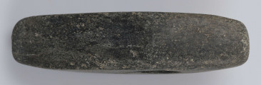 530/A/ML - Topór kamienny wykonany z czarnego kamienia, starannie gładzony. Kształt dwustożkowaty, przekrój czworokątny. Barwa czarna.
wymiary dodatkowe: 1,8 cm (średn. otworu)