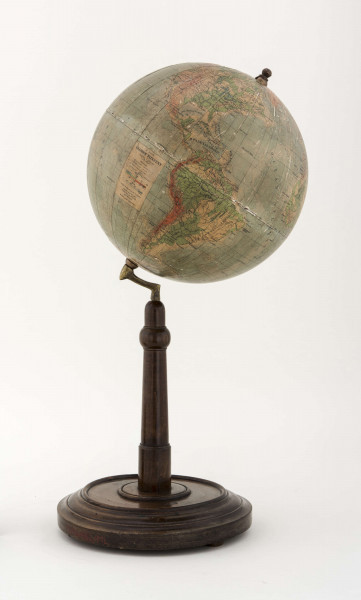 Kula tekturowa, oklejona mapą złożoną z 18 segmentów (każdy po 20 stopni) i 2 kół, postument drewniany, toczony, południka brak, ramię druciane, model 
