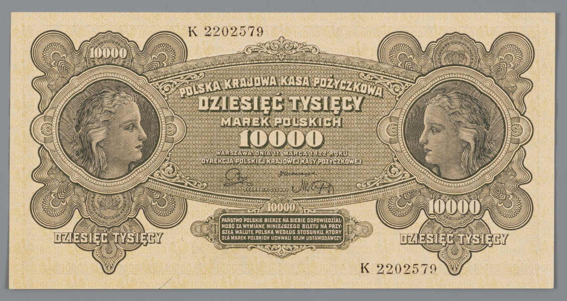 N/Bn/704/ML - Aw. Całość utrzymana w konwencji giloszowej banderoli. Z lewej i prawej strony w owalnych, ozdobnych kompozycjach głowy kobiece, zwrócone do siebie. W otoczeniu głów kobiecych oznaczenia nominału: 10000 / DZIESIĘĆ TYSIĘCY
Centralnie po łuku: POLSKA KRAJOWA KASA POŻYCZKOWA, niżej po prostej: DZIESIĘĆ TYSIĘCY / MAREK POLSKICH / 10000 / WARSZAWA, DNIA 11. MARCA 1922 ROKU / DYREKCJA POLSKIEJ KRAJOWEJ KASY POŻYCZKOWEJ
Niżej podpisy Dyrekcji PKKP: Kazimierz Bigo, Witold Mokrzycki
oraz Skarbnika Głównego: Marian Karpus
U dołu klauzula prawna o odpowiedzialności państwa polskiego za wymianę niniejszego biletu na przyszłą walutę polską.
Seria i numer biletu czarną farbą, powtórzona u góry i na dole: K 2202579

Rw. W ramce z falistych linii w polu centralnym, w tondzie zakomponowane godło państwa polskiego; po bokach w giloszowej banderoli powtórzony nominał: 10000
U góry, bezpośrednio pod ramką napis: POLSKA KRAJOWA – KASA POŻYCZKOWA
Odpowiednio u dołu z lewej i prawej strony: DZIESIĘĆ TYSIĘCY / MAREK POLSKICH – DZIESIĘĆ TYSIĘCY / MAREK POLSKICH
Trzywierszowa sankcja karna za podrabianie, fałszowanie lub puszczanie w obieg podrobionych, bądź fałszowanych biletów PKKP.