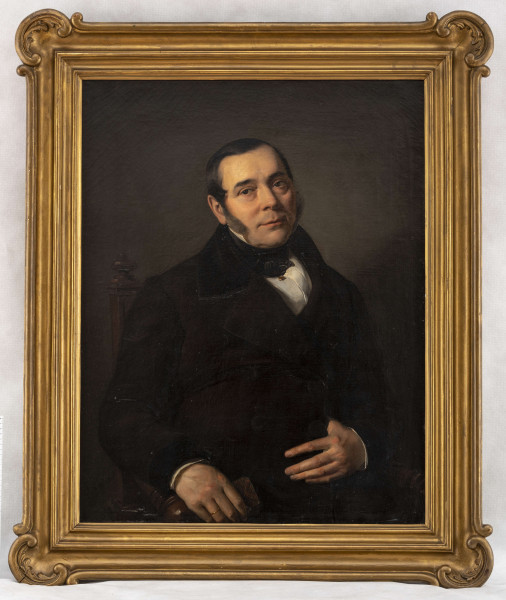 Portret mężczyzny w średnim wieku, w ujęciu do połowy. Portretowany przedstawiony w pozycji siedzącej, z ciałem zwróconym lekko w lewą stronę. Głowa lekko uniesiona w górę, twarz pociągła, o ciepłej karnacji. Włosy ciemne, gładko zaczesane, przechodzące w bokobrody. Prawa ręka oparta na poręczy fotela, lewa ułożona na brzuchu z kciukiem wsuniętym za połę płaszcza. Ubranie wierzchnie czarne, z dużym wyłożonym kołnierzem. Pod spodem biała koszula ze sztywnym kołnierzykiem i ciemnym halsztukiem. Tło ciemno-zielone. 
Po lewej stronie u dołu sygnatura wypisana ukośnym pismem: J.Simmler i poniżej data: 1850.