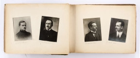 Album pamiątkowy maturzystów Gimnazjum im. Stanisława Staszica w Lublinie z 1915 r. Oprawiony w twardą płócienną oprawę. Na okładce ułożony ukośnie pas brązowo-zielonej tkaniny. W l. g. rogu wytłoczona data „1915”. Wewnątrz 12 usztywnionych kart. Dwustronnie zamieszczone w wyciętych passepartout fotografie. Na pierwszych 5 stronach w okienkach (9,5 x 13,5 cm) wsunięte czarnobiałe fotografie: widok ogólny Lublina, panorama Starego Miasta, Brama Krakowska, pomnik Unii Lubelskiej oraz portret dyrektora Gracjana Chmielewskiego. Na kolejnych kartach rozmieszczone po dwa lekko przechylone okienka (8,2 x 6,1 cm). W nie wsunięte portrety nauczycieli oraz maturzystów. Niektóre wizerunki podpisane ołówkiem. Na końcu podkolorowana pocztówka z gmachem Szkoły Staszica przy ul. Bernardyńskiej 12. 
Wśród rozpoznanych osób: 
a) z grona pedagogicznego: Badyoczek Ignacy; Borkowski Julian, Franczowski (imię nieznane), Gawryłowski (imię nieznane), Grafczyński Tadeusz, ks. Gostyński Kazimierz, Le Brun René Le Brun, Mordeljew (imię nieznane), Remiszewski Antoni, Rumel Cezary, Skawiński (imię nieznane), Wejss Aleksander (?), Wiercieński Krystyn
b) z absolwentów: Biczyński Jan, Boski Jerzy, Brzozowski (imię nieznane), Danowski (imię nieznane), Gajewski Włodzimierz, Grabowski vel Szczerba Aleksander, Knolko (imię nieznane), Kobiałko (imię nieznane), Lewiński (imię nieznane), Olszewski (imię nieznane), Phunhausco (imię nieznane), Pruski T., Pruski Włodzimierz, Waśniewski (imię nieznane), Wąsowski (imię nieznane), Wójtowicz Stanisław, Zaręba (imię nieznane) oraz dwie osoby niezidentyfikowane.
