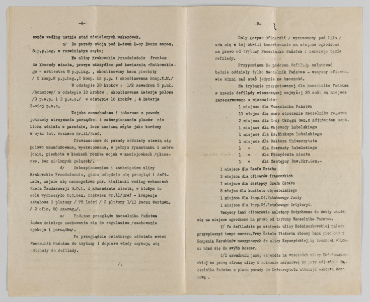 ML/H/2253 - Rozkaz Dowództwa Okręgu Generalnego Lubelskiego (Nr 15./Szef.) dotyczący uroczystego przyjęcia Naczelnika Państwa w Lublinie. Dokument z 10 stycznia 1920 roku dotyczący oficjalnej wizyty Józefa Piłsudskiego. Dwustronnym maszynopis na pożółkłych pięciu kartach gładkiego papieru. Zapisanych dziesięć numerowanych stronach. Na ostatniej (uciętej w połowie) karcie podkreślenia niebieskim ołówkiem kopiowym oraz dopiski czarnym tuszem. Treść dotyczy rozplanowania programu ustalonego przez Komitet Obywatelski w porozumieniu z władzami wojskowymi. Poszczególne punkty znaczone cyframi rzymskimi z podpunktami określonymi cyframi arabskimi. Wymienieni uczestnicy przewidywanego wydarzenia – instytucje oraz cywilni i wojskowi przedstawiciele miasta Lublina. Rozpisany godzinowo plan powitania gościa wraz z oznaczeniem miejsc wizyty oraz czasem oficjalnego pożegnania. Podane wytyczne dotyczące przebiegu poszczególnych części programu. 