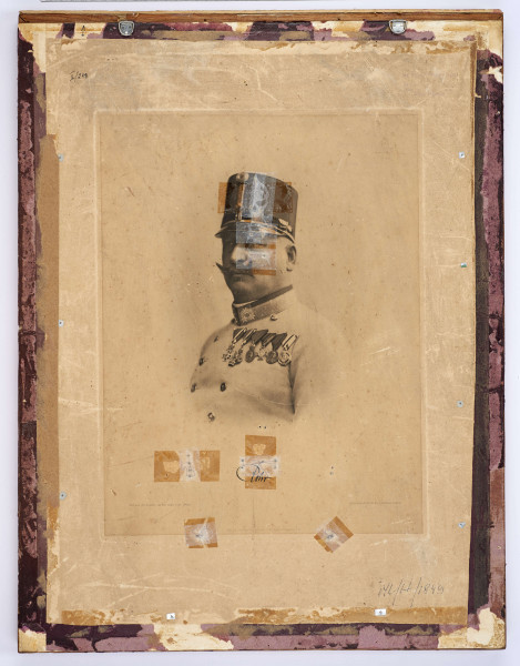 Tableau szklone zewnętrznie, w ramie, zawiera na tekturowym podłożu 15 fotografii uczestników powstania z terenu Wołynia. Pośrodku brak jednej, większej fotografii. Zdjęcia wykonane w sepii, w formacie pocztówkowym, niektóre z nich są podpisane pod spodem i na odwrociu: Eugeniusz Rdułtowski, Herkulan Kardussowski, F. Boryczewski, Antoni Straszewicz, Alfons Romanowski, Adam Hreczyna, Jan Grabis, Antoni Szymkiewicz.
Niektóre fotografie mają na kartonikach wyciskane napisy w języku rosyjskim. W środku tableau, pod pierwszym rzędem zdjęć przymocowany krzyżyk wykonany z chleba i tabaki, dekorowany motywem różyczek. Nad krzyżykiem druciana korona cierniowa, na niej krzyżyk z metalu z gałązką palmową. Niżej, pod brakującą fotografią lufka (?) z tektury, pierścionek i mały medalion ze Świętą Rodziną. Poniżej przymocowany grzebień rogowy, jakucki z napisem w języku rosyjskim i datą: 1864. Całość w ozdobnej ramie z dekoracyjnymi narożnikami, koroną, herbami Polski, Litwy, herbem z literą S. 