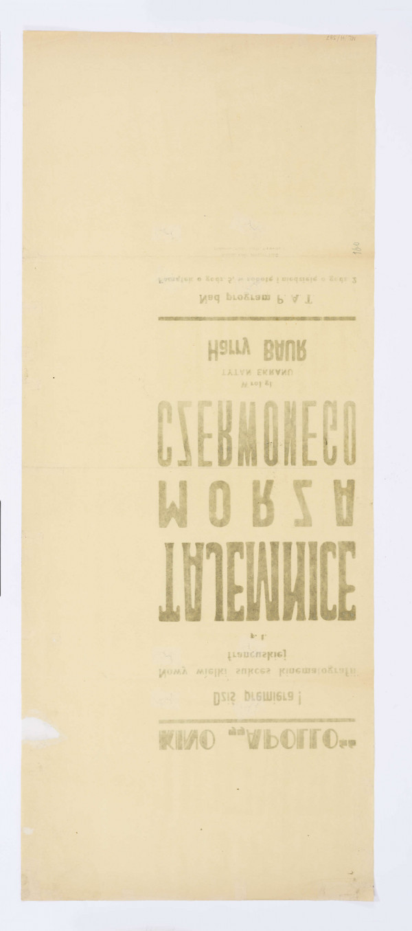 Na kremowym papierze w podłużnym formacie tekst różnej wielkości czcionką. Afisz premiery filmu produkcji francuskiej 