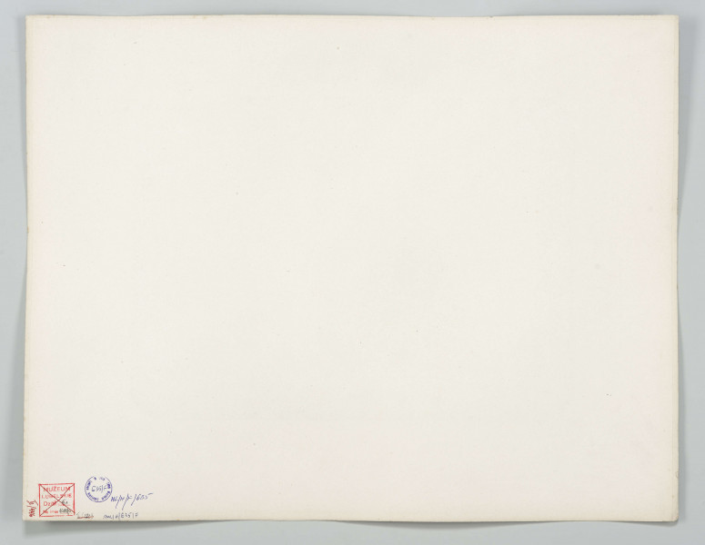 Fotografia przedstawia otwarcie mostu na rzece Świdrze. Na piaszczystym brzegu porozrzucane deski. Po lewej stronie na nasypie fragment wagonu i stojący mężczyźni. Most żelazny, kratowy, jednoprzęsłowy, 15 sążni. Pod mostem stoi wbita w dno rzeki drewniana konstrukcja. W tle drzewa i słabo widoczna stodoła. Fotografia o zaokrąglonych rogach, obrysowana dookoła cienką ramką, naklejona na tekturę. Powyżej i pod fotografią napisy po rosyjsku - z lewej i po polsku - z prawej strony. W dolnej części informacja o autorze zdjęcia po rosyjsku.