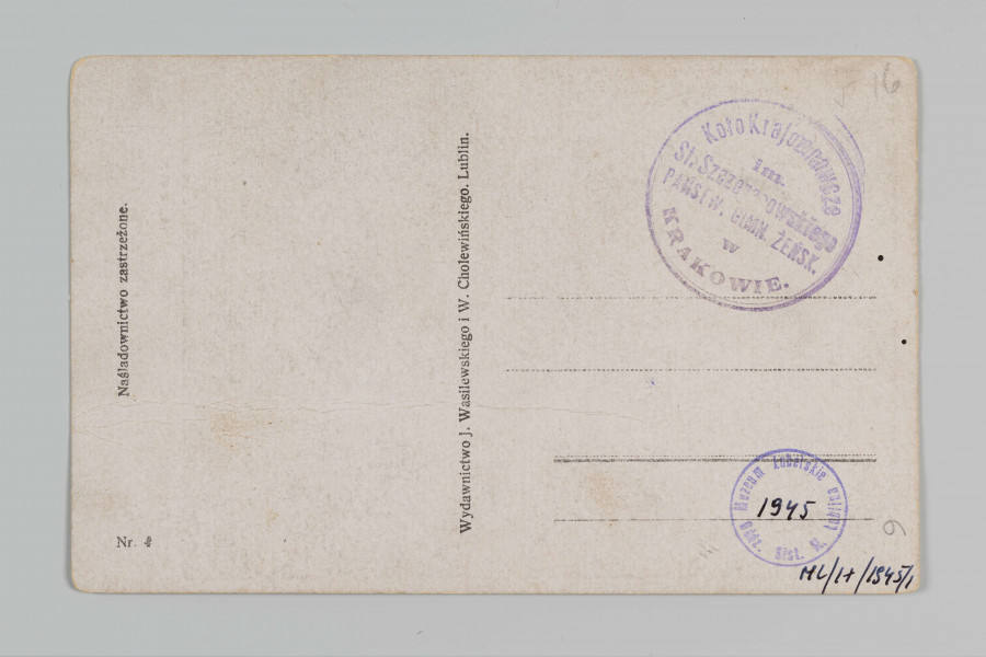 ML/H/1945/1 - Pocztówka barwna - Typ z okolic Lublina. Wizerunek kobiety w stroju ludowym (włościanka w stroju krzczonowskim) 
Awers: Wizerunek kobiety w czepcu ze wstążkami ze sznurem korali pod szyją (ujcie w popiersiu en face); reprodukcja malowanego portretu (brak informacji o autorze wzoru); pod ilustracją na białym polu drukiem informacje o autorze fotografii i tytuł pocztówki
Rewers: Czarna linatura z miejscem na korespondencje, przy lewej krawędzi informacja o zastrzeżonym przedruku, pośrodku nazwa wydawnictwa drukiem, w p. g. rogu tuszowa pieczęć (odbitka w kolorze fioletowym) Koła Krajoznawczego im. St. Szczepanowskiego Państwowego Gimnazjum Żeńskiego w Krakowie; brak śladu obiegu pocztowego