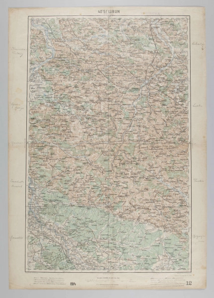ML/H/1832 - Mapa w formie prostokąta, otoczona czarną ramką, na marginesach widoczne oznaczenia: 40° 50° LUBLIN, data 1914, w prawym dolnym rogu cyfra 12. Tereny zabudowane w kolorze jasnego brązu, niezabudowane w kolorze jasnej zieleni, rzeki – błękitu. Na marginesach odręcznie naniesione nazwy miejscowości poza mapą. Skala 1:200.000. Na górnym i dolnym marginesie pieczęć: Sarnicki. Mapę opracował F. Kotrtsch.
