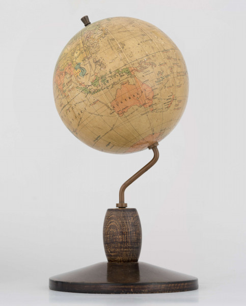 Mały polityczny globus Ziemi z polską nomenklaturą w skali 1:100 mln. Litografia kolorowa; 12 segmentów i 2 koła. Globus zamontowany na ramieniu drucianym, model 