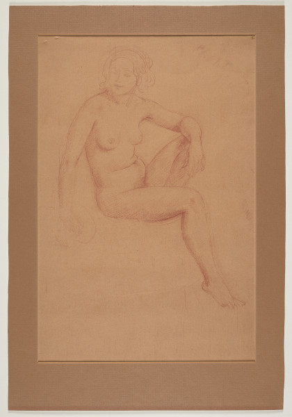 lico, Naklejony na karton rysunek przedstawiający akt siedzącej kobiety. Postać jest ukazana w całości, z prawej strony. Kobieta spogląda w prawo. Jej lewa noga jest zgięta w kolanie i przyciągnięta do brzucha. Prawą – wspiera się o ziemię. Sylwetka jest szczupła z niedużym brzuszkiem i pełnymi piersiami. Przewiązane opaską, lekko pofalowane włosy sięgają jej ramion. Twarz – narysowana schematycznie. Sylwetka jest przedstawiona dokładniej.