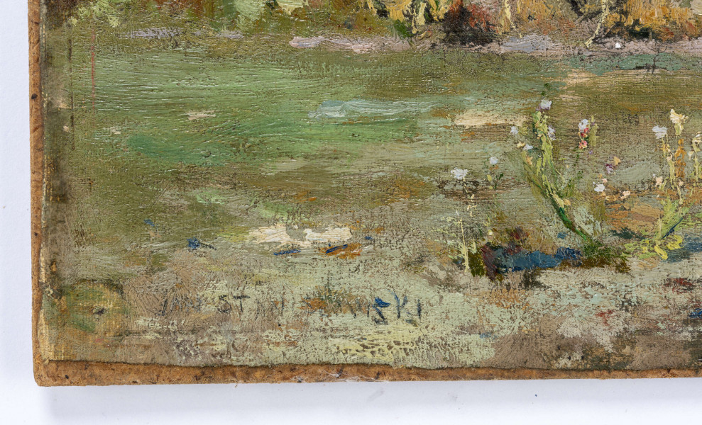 Letni pejzaż. Na pierwszym planie płaskie pole, z niewielkimi plamami zielonej murawy z czterema kępkami drobnych, delikatnych ostów. Na drugim planie wysoka, pozioma bruzda ziemi, porośnięta roślinami z żółtymi kwiatami (słonecznikami?). Z prawej strony grupa drzew wyrastających z jednego miejsca, z rozłożystymi koronami. W głębi stóg siana oraz białe chaty kryte strzechą. Nad horyzontem szaro-niebieskie niebo. 