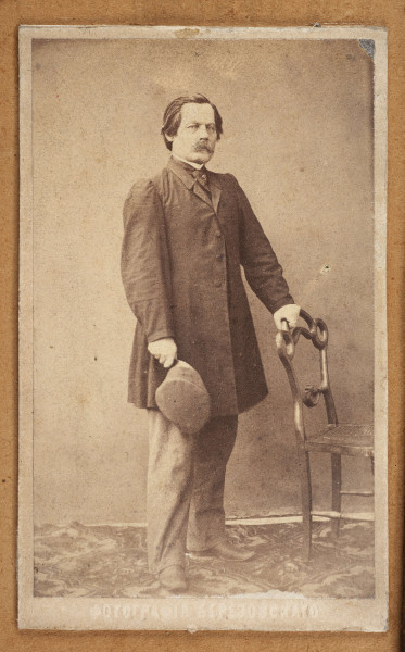 Tableau szklone zewnętrznie, w ramie, zawiera na tekturowym podłożu 15 fotografii uczestników powstania z terenu Wołynia. Pośrodku brak jednej, większej fotografii. Zdjęcia wykonane w sepii, w formacie pocztówkowym, niektóre z nich są podpisane pod spodem i na odwrociu: Eugeniusz Rdułtowski, Herkulan Kardussowski, F. Boryczewski, Antoni Straszewicz, Alfons Romanowski, Adam Hreczyna, Jan Grabis, Antoni Szymkiewicz.
Niektóre fotografie mają na kartonikach wyciskane napisy w języku rosyjskim. W środku tableau, pod pierwszym rzędem zdjęć przymocowany krzyżyk wykonany z chleba i tabaki, dekorowany motywem różyczek. Nad krzyżykiem druciana korona cierniowa, na niej krzyżyk z metalu z gałązką palmową. Niżej, pod brakującą fotografią lufka (?) z tektury, pierścionek i mały medalion ze Świętą Rodziną. Poniżej przymocowany grzebień rogowy, jakucki z napisem w języku rosyjskim i datą: 1864. Całość w ozdobnej ramie z dekoracyjnymi narożnikami, koroną, herbami Polski, Litwy, herbem z literą S. 