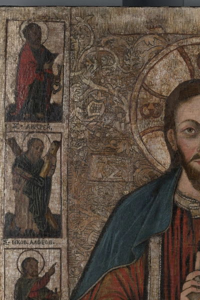 S/Mal/430/ML - Pole główne wypełnia Chrystus Pantokrator ukazany frontalnie w ujęciu półpostaciowym. W lewej dłoni trzyma otwartą księgę z tekstem stanowiącym kompilację różnych fragmentów Ewangelii: „Starajcie się naprzód o królestwo [niebieskie] i [jego] sprawiedliwość, a wszystko to będzie wam dane [Mt 6,33]. Proście i będzie wam dane; szukajcie a znajdziecie [Mt 7,7] Popatrzcie na ptaki na niebie jak [...] ojciec [Mt 6,26] .”
Prawą dłoń trzyma w sposób przypominający gest błogosławieństwa, jednakże wyciągnięty ma jedynie palec wskazujący, pozostałe są zgięte; dłonią tą wydaje się rozchylać swą szatę, jakby rozerwaną na wysokości serca. Ubrany jest w czerwony chiton ze złotymi lamówkami i stichosem oraz zielony himation. Twarz ma pociągłą, jasną z wyraźnymi zaróżowieniami na policzkach, okoloną krótką brodą i zaczesanymi gładko włosami, ma ostro zakończone wąsy. Głowę otacza nimb krzyżowy z monogramem cyrylickim , po bokach w wydzielonych polach widnieje jego monogram IC XC. Jego postać otaczają wizerunki apostołów i Ewangelistów z atrybutami (z wypisanymi cyrylica imionami). W klejmach po lewej stronie znajdują się:
Piotr (klucz), Andrzej (krzyż św. Andrzeja), Jakub Alfeuszowy (pałka folusznicza), Bartłomiej (nóż), Mateusz (topór)
Po prawej: Paweł (miecz), Jakub Starszy (kapelusz, strój wędrowca, laska), Tomasz (włócznia), Filip (laska krzyżowa), Szymon (piła)
Na dole Ewangeliści: Mateusz (uskrzydlony młodzieniec), Marek (lew), Łukasz (wół), Jan (orzeł)
Głowy ich wszystkich otaczają nimby, a ubrani są w chitony i himationy w barwach czerwieni, błękitu, brązów i szarości.
Obraz posiada płótno dublażowe i napięty jest na krosna
