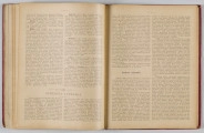 ML/H/650 - Okładka twarda, obklejona czerwonym płótnem, z wytłoczonym na złoto tytułem i ozdobami. Po lewej stronie popiersie kobiety bokiem, z wyciągniętą ręką trzymającą pędzel, poniżej kwiaty. W lewej części autor i tytuł, poniżej ozdobnik roślinny. Strona tytułowa przedstawia dwóch mężczyzn pochylonych nad mapą, w tle pejzaż wiejski z zamkiem na wzgórzu. Tytuł atlasu w wydzielonym, prostokątnym polu. Następna strona zawiera skorowidz i obiaśnienie znaków. Pierwsza z map to Mapa Ogólna Królestwa Polskiego z podziałem na gubernie i powiaty, następne to mapy powiatów. Na każdej stronie z mapą znajduja sie barwne grafiki z przedstawieniem zabytkowych budowli, typów ludowych, ruin, pejzaży. Do Atlasu dołączona luzem Mapa Guberni Lubelskiej, granice powiatu i wypełnienie błekitne.