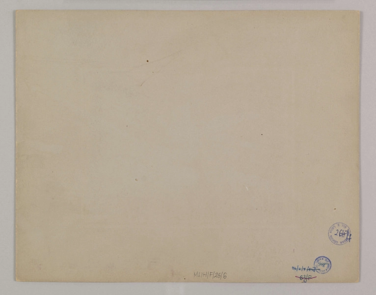 ML/H/F/26/6 - Fotografia przedstawia mężczyzn stojących w dwóch grupach. Po lewej cztery postaci, po prawej dziesięć. Kilku z nich trzyma kartkę papieru. W ziemi widać doły. Fotografia naklejona na brązową tekturę z wytłoczoną ramką. W prawym dolnym rogu pieczęć zakładu fotograficznego S. Zawadzkiego z Lublina.