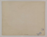 ML/H/F/26/6 - Fotografia przedstawia mężczyzn stojących w dwóch grupach. Po lewej cztery postaci, po prawej dziesięć. Kilku z nich trzyma kartkę papieru. W ziemi widać doły. Fotografia naklejona na brązową tekturę z wytłoczoną ramką. W prawym dolnym rogu pieczęć zakładu fotograficznego S. Zawadzkiego z Lublina.