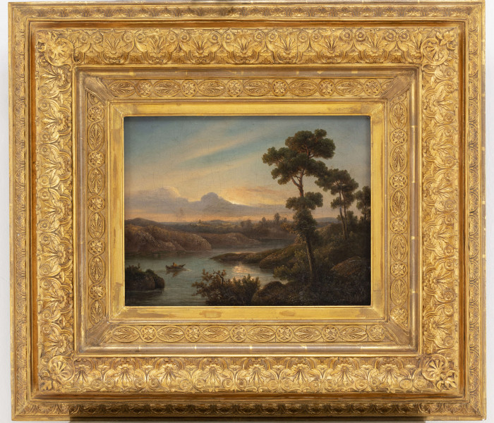 Rozległy pagórkowaty pejzaż nadrzeczny oświetlony promieniami zachodzącego słońca. Na pierwszym planie zakola rzeki ze 