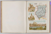 ML/H/650 - Okładka twarda, obklejona czerwonym płótnem, z wytłoczonym na złoto tytułem i ozdobami. Po lewej stronie popiersie kobiety bokiem, z wyciągniętą ręką trzymającą pędzel, poniżej kwiaty. W lewej części autor i tytuł, poniżej ozdobnik roślinny. Strona tytułowa przedstawia dwóch mężczyzn pochylonych nad mapą, w tle pejzaż wiejski z zamkiem na wzgórzu. Tytuł atlasu w wydzielonym, prostokątnym polu. Następna strona zawiera skorowidz i obiaśnienie znaków. Pierwsza z map to Mapa Ogólna Królestwa Polskiego z podziałem na gubernie i powiaty, następne to mapy powiatów. Na każdej stronie z mapą znajduja sie barwne grafiki z przedstawieniem zabytkowych budowli, typów ludowych, ruin, pejzaży. Do Atlasu dołączona luzem Mapa Guberni Lubelskiej, granice powiatu i wypełnienie błekitne.