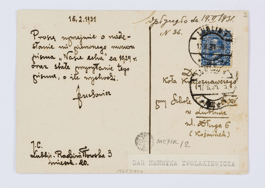Karta pocztowa z rysunkiem Józefa Czechowicza i korespondencją do Koła Krajoznawczego przy  Szkole Powszechnej nr 15 w Lublinie, karton, tusz, 1 k. recto i verso, wym. 10,5 x 15 cm.
Na karcie recto znajduje się rysunek wykonany tuszem przez Józefa Czechowicza oraz podpis sporządzony przez poetę: „Lublin/Dawna furta przy cerkwi (ul. Ruska).”. W lewym górnym rogu podpis poety (monogram wiązany) oraz data: „JC 1929”.
Na odwrocie z lewej strony treść korespondencji oraz podpis Czechowicza (z charakterystycznym splotem liter J i C). Poniżej adres nadawcy: 