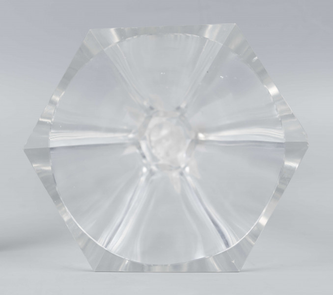 S/CS/1681/ML - Wazon w formie kielicha ze szkła bezbarwnego grubościennego; na sześciobocznej fasetowanej podstawie, trzon zdobiony plastycznie i matowiony w formie owalnego wieńca, wewnątrz którego siedzą dwa ptaszki - kolibry; czara koniczna fasetowana sześciobocznie z płaską krawędzią.
 