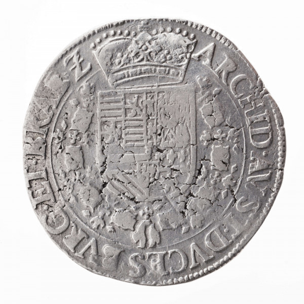 Aw. W tondzie ujętym pojedynczym otokiem liniowym ukoronowany, kwiatowy krzyż z odznaką orderową Złotego Runa. Po bokach dwa ukoronowane, splecione monogramy: AE. Legenda dookolna spięta na górze znakiem menniczym:
ALBERTVS.ET.ELISAB[E]T.DEI GRATIA
Imię królowej w legendzie uległo zniekształceniu wskutek podwójnego uderzenia stempla. Na zewnątrz legendy, przy obrzeżu pojedynczy otok nieliniowy.

Rw. W tondzie ujętym pojedynczym otokiem liniowym ukoronowana, wielodzielna tarcza herbowa ujęta łańcuchem z odznaką Złotego Runa. Legenda dookolna rozdzielona na górze przez koronę:
ARCHID.AVST.DVCES.BVRG.ET.BRAB.Z
Przy obrzeżu pojedynczy otok nieliniowy.