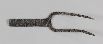 281/A/ML/10 - Dwuzębne widły żelazne z płaską rękojeścią.