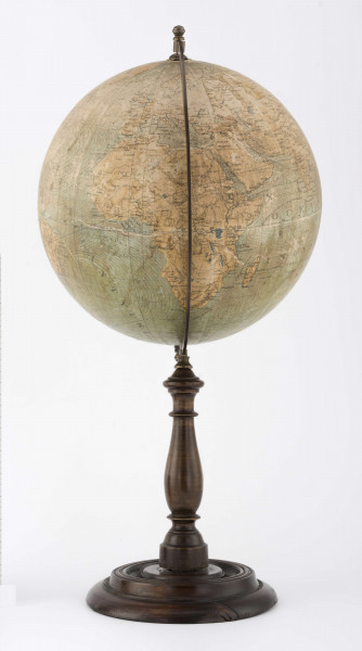 Kula tekturowa, oklejona mapą złożoną z 12 segmentów (każdy po 30 stopni) i 2 kół, postument drwniany, toczony, obrotowy, ozdobny, południk metalowy, 180-stopniowy, skalowany co 1 stopień.
Lądy - rzeki zaznaczono na ciemnoniebiesko, niebieskie jeziora zakreskowano na granatowo. Góry i pustynie również zaznaczono szrafem. Na mapie znalazły się też miasta. Lądy mają jednolity jasnobeżowy kolor, oprócz białej Antarktydy.
Morza - wyeksponowano tu nazwy oceanów. Wyraźnie widoczne są również prądy morskie. Zaznaczono je dużą liczbą równoległych strzałek zróżnicowanych kolorystycznie (zimne prądy - barwa niebieska, ciepłe - czerwona). Naniesiono także wyspy i duże zatoki. Wody mają jasnoniebieski kolor.
Siatkę geograficzną poprowadzono co 10 stopni, równik i południk 