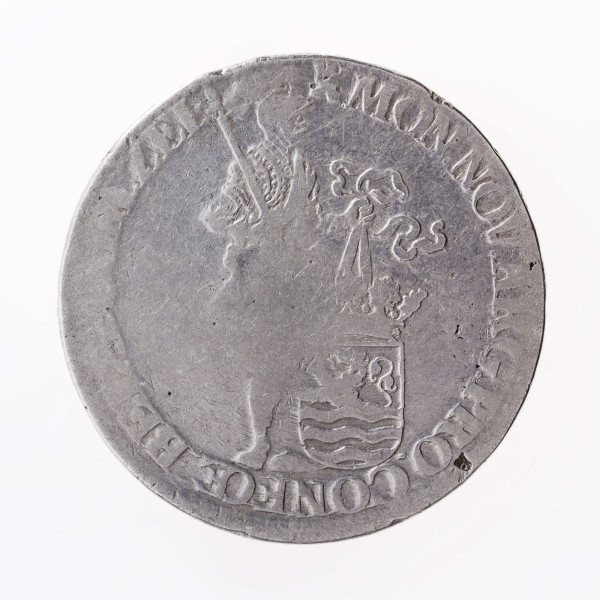 Aw. Postać rycerza w zbroi, głową zwrócona w prawo, z przyłbicą  z podniesioną zasłoną. Rycerz w prawej dłoni trzyma miecz ostrzem skierowany do góry, a w lewej na wstędze tarczę z herbem prowincji Zelandia. Legenda dookolna rozdzielona na górze wizerunkiem, poprzedzona znakiem menniczym:
MON.NOV.ARG.PRO:CONFOE:BEL[G? CO]M.ZEL
Dwie ostatnie litery w członie CONFOE oddane w formie ligatury. Przy obrzeżu widoczny fragment nieliniowego otoku.

Rw. Ukoronowana tarcza z herbem Republiki Zjednoczonych Prowincji dzieląca datę 16 – 72, umieszczoną na osi poziomej. Legenda dookolna spięta u góry rozetką:
CONCOR[DIA] RES PARVAE CRESCUNT
Ostatnie dwie litery w wyrazie PARVAE oddane w formie ligatury. Przy obrzeżu pojedynczy otok ząbkowany.