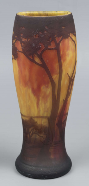 S/CS/1407/ML - Wazon o opływowym kształacie; stopa ciemnobrązowa, pogrubiona, kolista, korpus owoidalny, przewężony u dołu, dwustronnie spłaszczony. Szkło bezbarwne, powlekane, trawione, matowane i barwione pudrem szklanym, kolory: odcienie czerwieni, żółcieni i brązu. Pokryty dekoracją reliefową: krajobraz z rzeką i łódkami, na pierwszym planie wysokie drzewa, których splątane korony otaczają wylew, na stopie drobna roślinność.
W dolnej części pośród dekoracji wypukła trawiona sygnatura o dekoracyjnej formie: 
- Daum / Nancy - umieszczone jedno nad drugim i krzyż Lotryngii utworzony z linii przebiegającej przez pierwsze litery