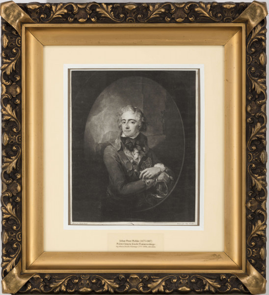 W owalu na prostokątnym tle półpostać lekko w prawo, głowa 3/4 w lewo. Prawa ręka wsparta na rękojeści szabli/pałaszu(?). Lewa ręka silnie oświetlona, założona na prawą. Ubrany w rozpięty u góry mundur z czasów kościuszkowskich; z gwiazdą Orderu Orła Białego nadanego 1787, z wiszącą przez plecy szablą na rzemieniu. W tle mur i łuna pożaru. 