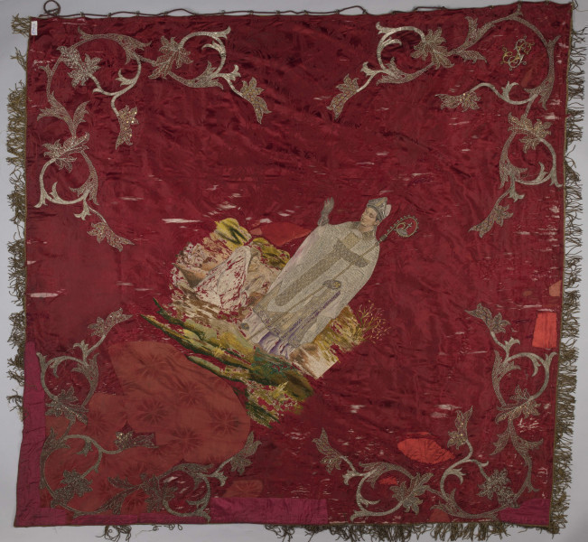 Sztandar Zgromadzenia Majstrów Wędliniarzy m. Lublina. Na awersie na ciemnoczerwonym tle w centralnej części scena legendy cudu w Piotrawinie: na kępie zieleni stojąca postać św. Stanisława, biskupa i męczennika, ukazanego w srebrzystych szatach pontyfikalnych, z fioletowym pasem u dołu, z pastorałem trzymanym w lewej dłoni, prawą dłonią błogosławiącego wskrzeszonego Piotra odzianego w białe szaty, z nakrytą głową oraz dłońmi złożonymi do modlitwy (postać „wynurzająca się z ziemi”). Twarze postaci malowane. W czterech rogach wyhaftowane złocisto-srebrną nicią elementy florystyczne. W stylizowanych liniach naszyte złote cekiny. Na rewersie pośrodku napisy w kolorze złotym z nazwą posiadacza sztandaru oraz datą święta patronalnego św. Stanisława . W narożach wyhaftowane gałązki róż w odcieniu biało-żółto-zielonym. Dookoła sztandaru złoty galon, z trzech stron umocowane złote frędzle.