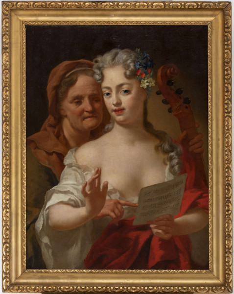 Dwie półfigury kobiece na ciemnym neutralnym tle. Na pierwszym planie stoi frontalnie młoda kobieta w białym głęboko wydekoltowanym negliżu, z narzuconą na lewe ramię czerwoną tkaniną (szal?). Twarz owalna, duże ciemne oczy, pełne czerwone usta jasna karnacja z rumieńcami na policzkach, włosy długie barwy popielatej (peruka lub upudrowane, zgodnie z modą) w lokach opadajacych na lewe ramięj, nad lewym uchem wpięty bukiecik wielobarwnych, drobnych kwiatów (białę, czerwone i błękitne). Spogląda na widza, w lewej dłoni trzyma kartkę z zapisem nutowym, prawą unosi lekko przed siebie. Za nią po lewej wyłania się postać starej kobiety w jasnobrązowej chuście na głowie, która prawą ręką wskazuje nuty, w lewej trzyma gryf wioli.