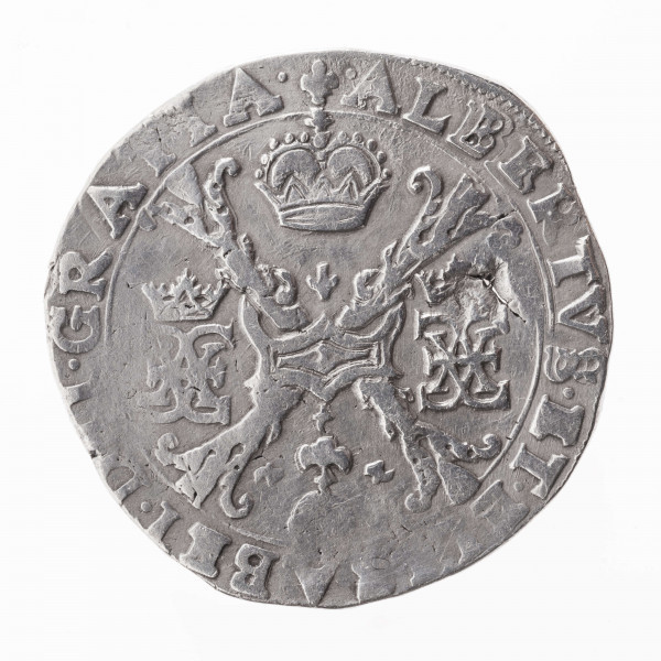 Aw. W tondzie ujętym pojedynczym otokiem liniowym ukoronowany krzyż kwiatowy ze zwieszającą się od niego odznaką orderu Złotego Runa. Po bokach dwa ukoronowane, splecione monogramy: AE. Legenda dookolna spięta na górze znakiem menniczym:
ALBERTVS.ET.ELISABET.DEI.GRATIA

Rw. W tondzie ujętym pojedynczym otokiem liniowym ukoronowana wielodzielna tarcza herbowa ujęta łańcuchem z odznaką orderu Złotego Runa . Legenda dookolna rozdzielona na górze przez koronę:
.ARCHI.D.AV[S]T.DVCES.BVRG.ET.CO.EL