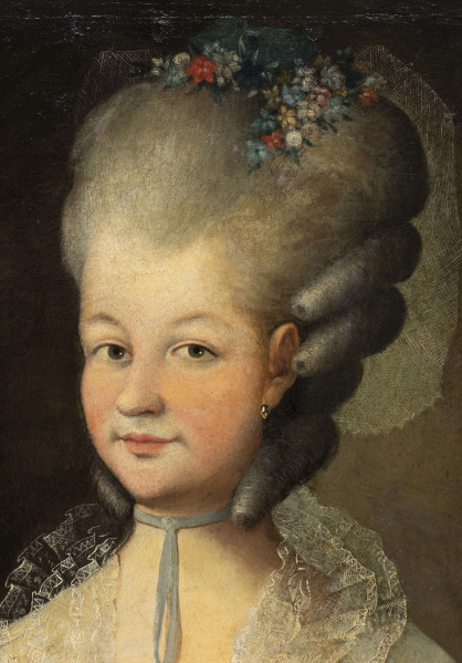 Portret młodej kobiety do bioder, w pozycji siedzącej, tułów na wprost, głowa odchylona w prawo. Prawa ręka zgięta w łokciu, uniesiona, w lewej ułożonej na kolanie, trzyma różę. Ubrana w białą suknię z koronkowymi ozdobami i trzema niebieskimi kokardkami (na dekolcie i rękawach). Szerokie rękawy i kołnierzyk przy prostokątnym dekolcie, wykończone koronką. Na szyi zawiązana na supeł niebieska tasiemka. Na głowie wysoka, biała peruka z puklami zwiniętymi po bokach. Na czubku wpięty stroik z niebieskiej wstążki, kolorowych kwiatuszków i tiulowego welonika. Tło neutralne, ciemne, rozjaśnione z lewej strony.