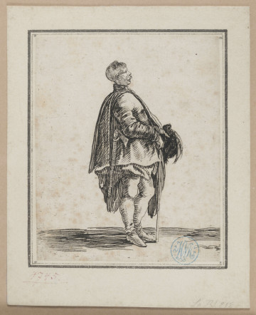 S/G/240/3/ML - Stojący mężczyzna z dużym wystającym brzuchem, zwrócony w prawo. Odkryta głowa strzyżona 