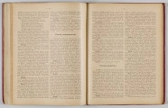 ML/H/650 - Okładka twarda, obklejona czerwonym płótnem, z wytłoczonym na złoto tytułem i ozdobami. Po lewej stronie popiersie kobiety bokiem, z wyciągniętą ręką trzymającą pędzel, poniżej kwiaty. W lewej części autor i tytuł, poniżej ozdobnik roślinny. Strona tytułowa przedstawia dwóch mężczyzn pochylonych nad mapą, w tle pejzaż wiejski z zamkiem na wzgórzu. Tytuł atlasu w wydzielonym, prostokątnym polu. Następna strona zawiera skorowidz i obiaśnienie znaków. Pierwsza z map to Mapa Ogólna Królestwa Polskiego z podziałem na gubernie i powiaty, następne to mapy powiatów. Na każdej stronie z mapą znajduja sie barwne grafiki z przedstawieniem zabytkowych budowli, typów ludowych, ruin, pejzaży. Do Atlasu dołączona luzem Mapa Guberni Lubelskiej, granice powiatu i wypełnienie błekitne.