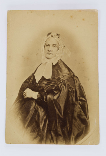 Fotografia przedstawia kobietę w średnim wieku, w ozdobnym nakryciu głowy i bogato naszywanej sukni, postać 2/3, lekko odwrócona w lewo, twarz na wprost. Fotografia wykonana w sepii. Przedstawia Karolinę z domu Gauthier Lipińską, cioteczną siostrę Wincentego Pola. Na odwrocie podpis wykonany przez nieznanego autora.