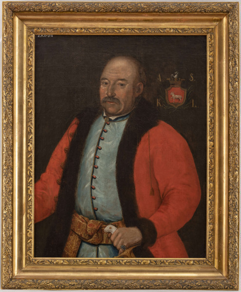 Portret sarmacki przedstawiający szlachcica, starszego mężczyznę w ujęciu do bioder, zwróconego 3/4 w prawo.Kontrast pomiędzy żywą barwą postaci a ciemnym tłem. Portretowany lewą ręką ujmuje kościaną rękojeść karabeli, prawą ma uniesiona na tę samą wysokość. Twarz charakterystyczna, o zdecydowanych rysach, ze zmarszczkami, łysiną, z wianuszkiem blond włosów wokół głowy. Brązowe oczy, o przenikliwym spojrzeniu, skierowane na widza, wydatny, orli nos, sumiaste, obfite, jasne wąsy. Mężczyzna ubrany w karmazynowy kontusz, podbity ciemnobrązowym futrem, z rzędem złotych guzów. Pod kontuszem bladoniebieski żupan z rzędem koralowych guzików, pod szyją z widocznym białym stojącym kołnierzykiem koszuli, spiętym złotą ozdobą. Żupan w pasie  przewiązany złotolitym, orientalnym, barwnym pasem kontuszowym. Na małym palcu lewej dłoni duży pierścień z błękitnym oszlifowanym kamieniem. Tło ciemne,neutralne. W lewym, górnym rogu tarcza herbowa z herbem Junosza i 4 złote litery: 