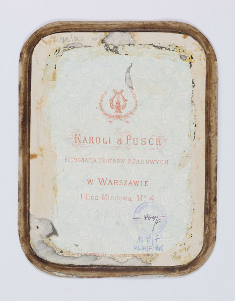 ML/H/F/148 - Mężczyzna zwrócony leko w lewo. Głowa łysiejąca, krótka broda i niezbyt długie wąsy. Pod marynarką ciemna kamizelka oraz biała koszula, pod szyją zawiazana mucha. Dookoła fotografii profilowana ramka z zaokrąglonymi rogami. Na odwrociu podpis: dr Wacław Lasocki.