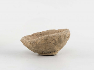 Miseczka niestarannie uformowana o nierównym brzegu i zaokrąglonej krawędzi wylewu, ścianki łukowate, dno wyodrębnione, płaskie. Centrum wnętrza miseczki ozdobiono ornamentem paznokciowym: gęsto odciśnięte promienie 