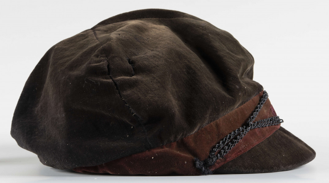 ML/MART/192 - Czapka szkolna Państwowego Gimnazjum Żeńskiego Heleny Czarnieckiej (rogatywka z daszkiem) w kolorze ciemnego brązu. Nad daszkiem ciemnobeżowy 