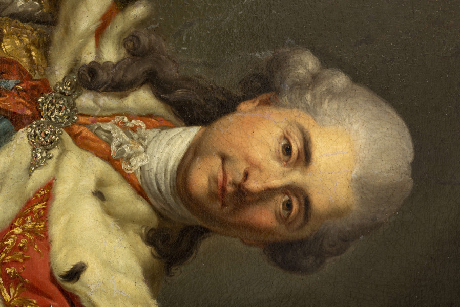 Portret reprezentacyjny stanowi replikę autorską wykonaną przez Bacciarellego. Obraz przedstawia króla w całej postaci, z górną połowa ciała zwróconą nieco w prawo, z głową ukazaną en face. Portretowany stoi w lekkim kontrapoście. Postać jest idealizowana. Obok króla na złoconym rokokowym stole przedstawione są insygnia władzy królewskiej: korona, berło i jabłko królewskie. Władca opiera ręką na regimencie (symbolu władzy wojskowej) lewą zaś na biodrze przytrzymując fałdę płaszcza. Ubrany jest w srebrzysty  habit bogato zdobiony złotą koronką, przewiązany srebrnolitym pasem, przy szyi halsztuk (halsband) a przy rękawach koronkowe mankiety. Spodnie i buty wykonane z tej samej tkaniny - srebrne, podobnie jak pończochy króla. Na ramiona narzucony płaszcz koronacyjny w intensywnej czerwieni, podbity futrem gronostajów, haftowany w złote orły, dynamicznie układający się w obfite fałdy. Na płaszczu, spiętym diamentową zaponą, z lewej strony gwiazda orderu Orła Białego. Na piersi krzyż orderu pruskiego Czarnego Orła oraz przewieszona ukośnie błękitna wstęga orderu Orła Białego, z krzyżem orderowym na prawym biodrze. Przy lewym boku monarchy widoczna rękojeść miecza koronacyjnego w kształcie głowy orła. Obok władcy, z prawej strony obity czerwoną materią tron. W tle kanelowana kolumna na wysokim cokole i bogato udrapowana kotara złocista z jednej, a niebieska z drugiej strony.
Przedstawienie powtarza tradycyjny typ portretu en gala, w rokokowej stylizacji o ciepłym, bogatym i nasyconym kolorze charakterystycznym dla malarstwa baroku.  